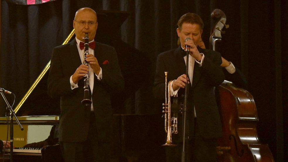 Engelbert Wrobel und Colin Dawson spielten Stücke von Louis Armstrong.