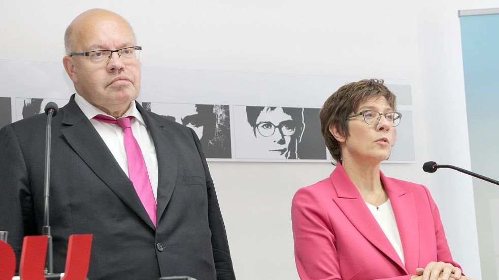 Verzichten auf ihre Bundestagsmandate: Peter Altmaier (CDU), Bundesminister für Wirtschaft und Energie, und Annegret Kramp-Karrenbauer (CDU), Verteidigungsministerin. Foto: Sponholz/dpa