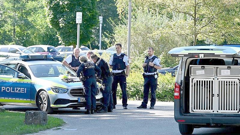 Nach dem Vorfall vor zweieinhalb Wochen, bei dem vier zum Teil als gefährlich geltende Männer aus der Klinik bei Heilbronn geflohen waren, wird nach drei Flüchtigen noch gefahndet. (Archivbild). Foto: Bernd Weißbrod/dpa