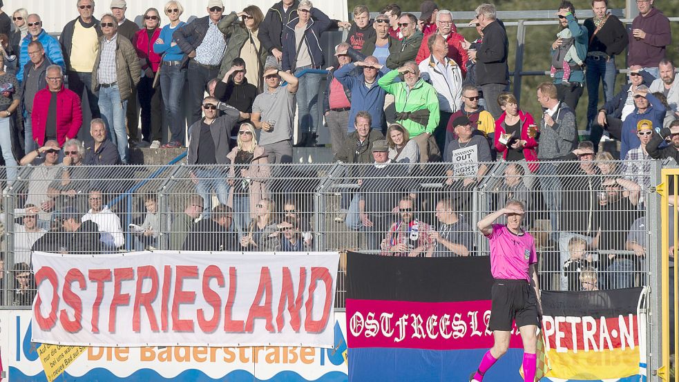 Zahlreiche Banner von Fußballfans aus ganz Deutschland waren auf der Gegentribüne angebracht worden. Foto: Doden
