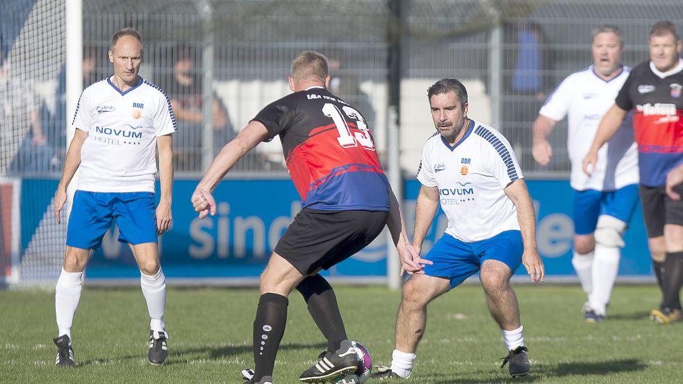 Tag der Legenden: Ralf Ammermann versucht, Stephan Prause auszuspielen.