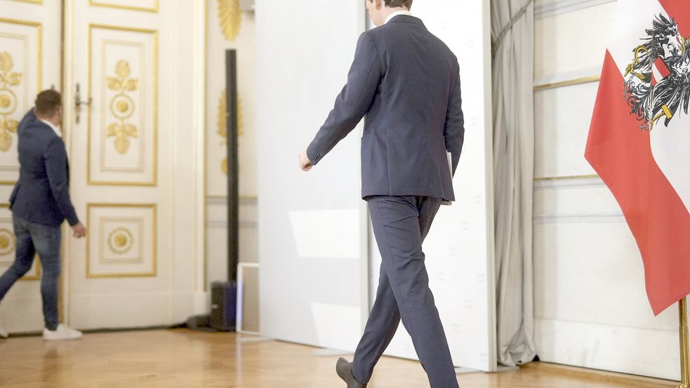 Ein richtiger Rückzug sieht anders aus: Sebastian Kurz tritt vom Amt des Bundeskanzlers in Österreich zurück und wechselt als ÖVP-Fraktionschef ins Parlament. Foto: Georg Hochmuth/APA