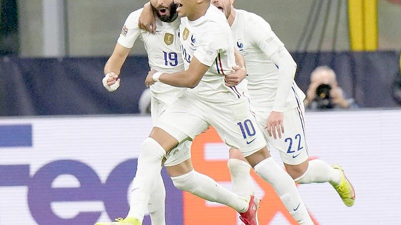 Frankreichs Karim Benzema (l) jubelt nach seinem Tor zum 1:1. Foto: Luca Bruno/AP/dpa