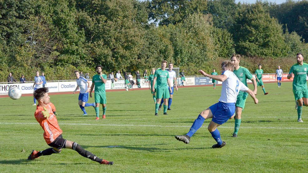 Felix Schönhöft (rechts) trifft nach sehenswerter Vorarbeit des starken Tobias Böhmann zur 1:0-Führung. Sternbuschs Torhüter Christian Gaak hat keine Chance. Foto: Weers