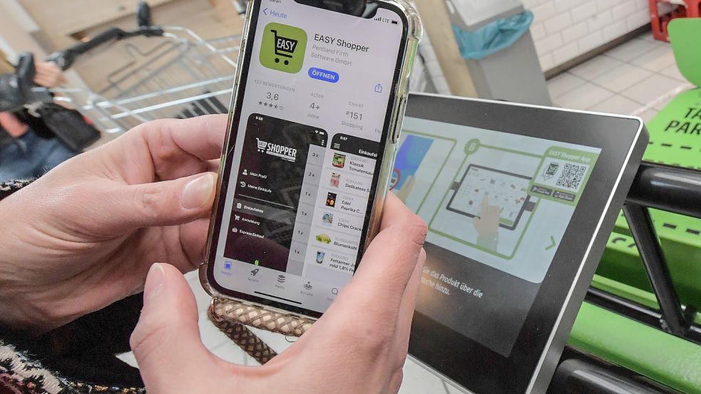 Zunächst muss man die Easy-Shopper-App runterladen. Die Nutzung klappt auch mit der Deutschland-Card. Foto: Ortgies