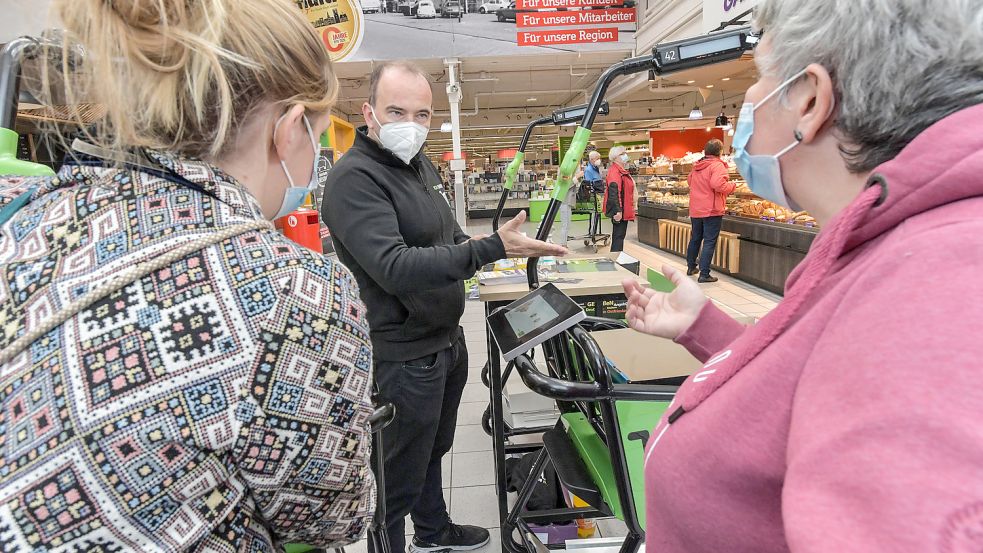 Redakteurin Nikola Nording (links) und Kundin Karola Flachowsky lassen sich von Easy-Shopper-Berater Matthias Lücke beraten. Foto: Ortiges