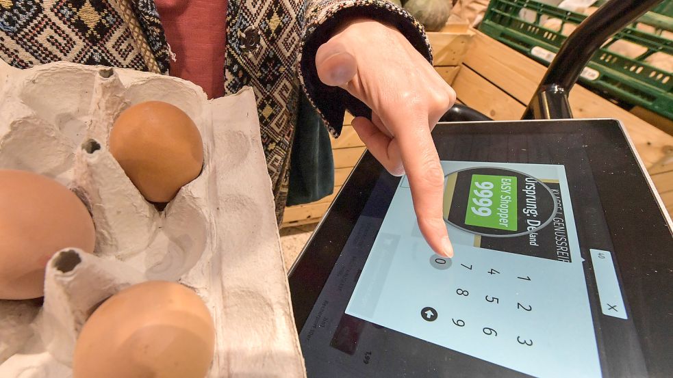 Lose und nicht abzuwiegen: Die Eier werden per Easy-Shopper-Nummer registriert. Foto: Ortgies