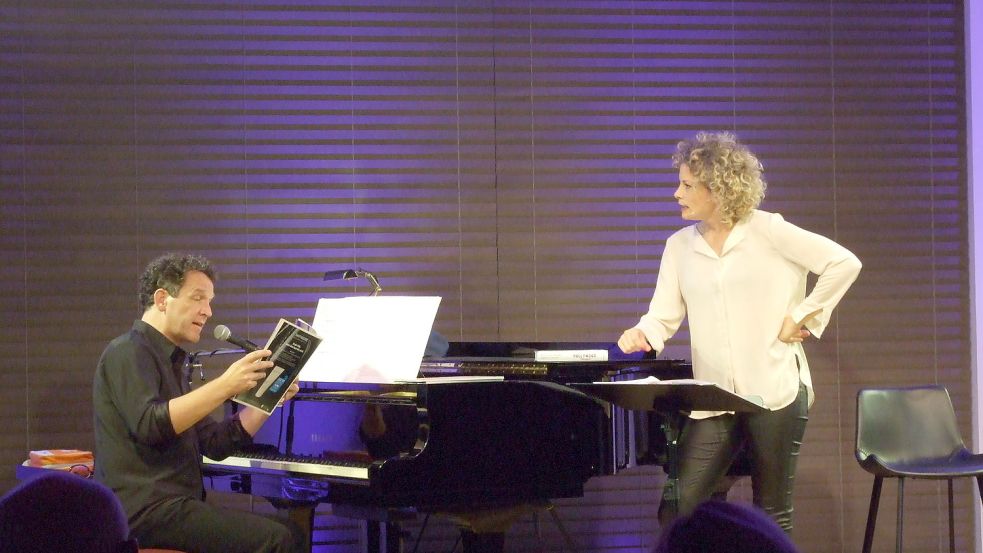 Anna Schäfer trat gemeinsam mit Musiker Jochen Kilian auf. Foto: Scherzer