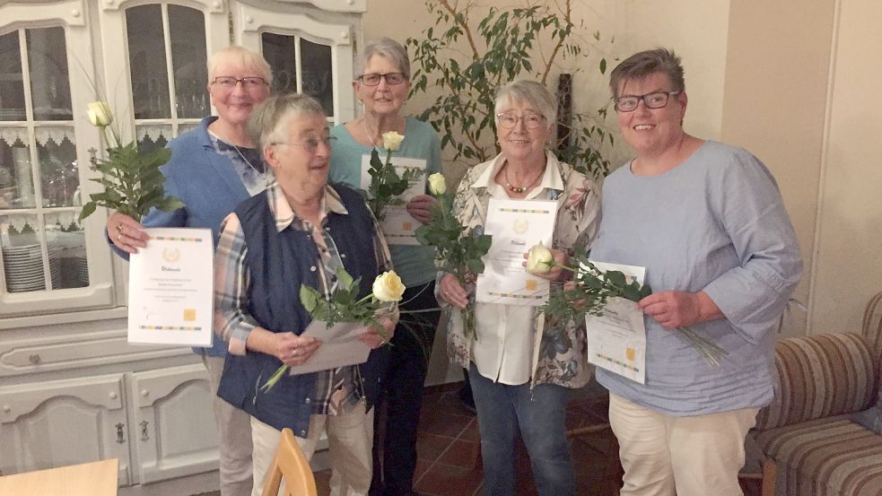 Das Foto zeigt die anwesenden Geehrten mit (von links) Beate Hensmann, Voline Krefting, Janna Groenhagen, Marianne Lück und Petra Lück. Foto: Privat