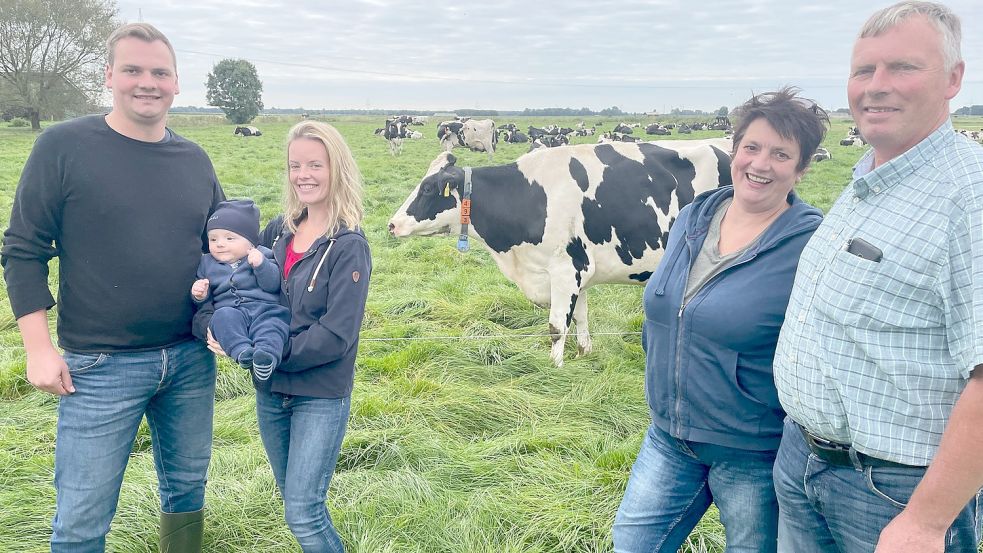 Immo Beening (von links) mit seiner Frau Eltje und Söhnchen Janto, Maike und Weert Beening bewirtschaften in Esklum einen Hof mit 160 Milchkühen und 130 Nachzucht-Tieren. Foto: Janßen