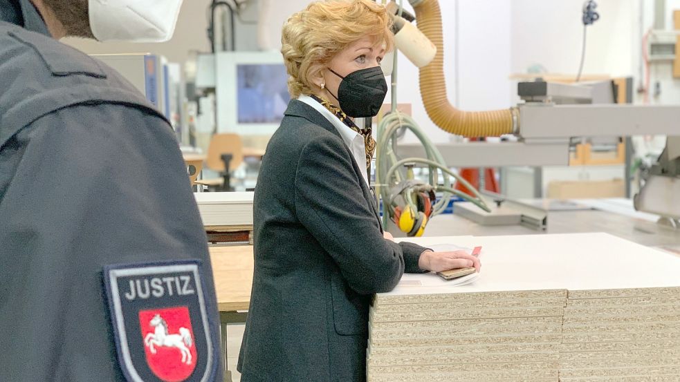 „Fast meine gesamte Büroausstattung wurde in einer JVA angefertigt“, berichtet Niedersachsens Justizministerin Barbara Havliza (CDU) bei ihrem Besuch in der Tischlerei der Justizvollzugsanstalt Hannover. Foto: Lars Laue