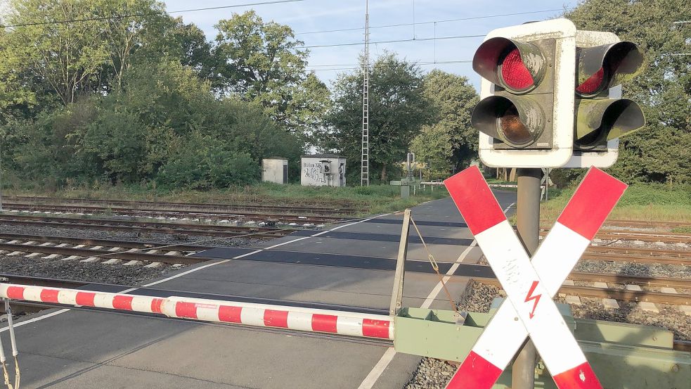 Der Bahnübergang Lütjewolde in Ihrhove könnte komplett wegfallen – zumindest wenn es nach den Plänen der Deutschen Bahn geht. Foto: Ammermann