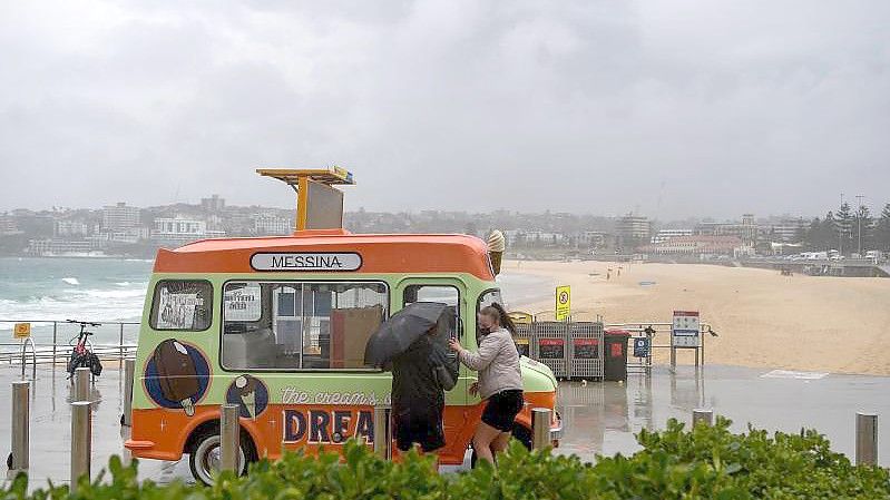 Menschen stehen am Bondi Beach an einem Food Truck. Foto: Bianca De Marchi/AAP/dpa
