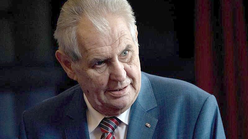 Der tschechische Präsident Milos Zeman wird auf der Intensivstation des Zentralen Militärkrankenhauses von einem Ärzteteam aus Spezialisten unterschiedlicher Disziplinen betreut. Foto: Ralf Hirschberger/dpa