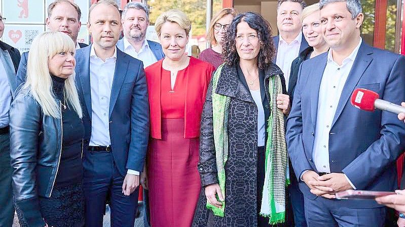 SPD, Grüne und FDP mit ihren Spitzenkandidaten Franziska Giffey (M.), Bettina Jarasch (M.r.) und Sebastian Czaja (M.l.) haben sich zu Sondierungsgesprächen getroffen. Foto: Annette Riedl/dpa