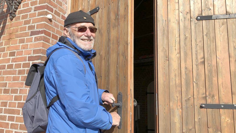 Werner Tapper vor dem Borkumer Wasserturm. Foto: Kraft