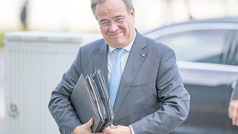 Armin Laschet, CDU-Bundesvorsitzender und Ministerpräsident von Nordrhein-Westfalen, kommt zur Vorbereitung von Sondierungsgesprächen an. Foto: Michael Kappeler/dpa