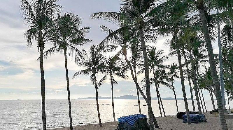 Ein leerer Strand in Pattaya. Nun sollen die Touristen zurückkehren. Foto: Watt Thongdee/dpa