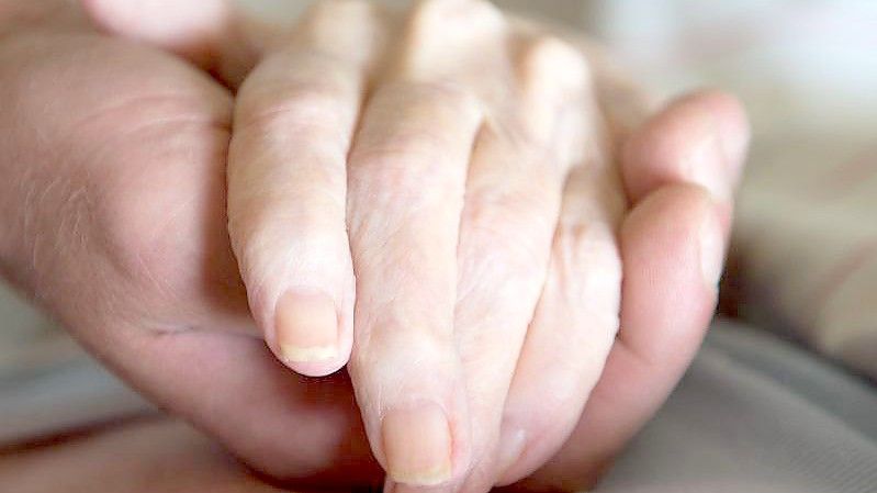 Die DAK zieht aus ihrem Report das Fazit, dass das Thema Pflege unter jungen Menschen kein Tabu sei, sondern bei vielen im Alltag verankert. Foto: Sebastian Kahnert/dpa-Zentralbild/dpa