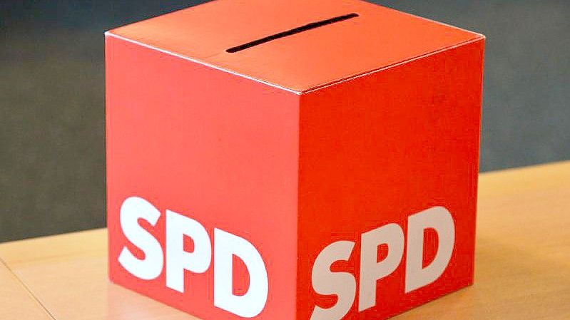 Eine Wahlurne mit der Aufschrift „SPD“. In Nordrhein-Westfalen und Baden-Württemberg zeigen aktuelle Umfragen deutliche Zuwächse für die Sozialdemokraten. Foto: Martin Schutt/dpa-Zentralbild/dpa