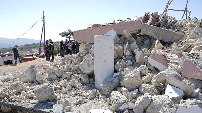 Vor zwei Wochen wurde bei einem Erdbeben auf Kreta die griechisch-orthodoxe Kirche Profitis Ilias zerstört (Archivbild vom 27.09.). Foto: Harry Nakos/AP/dpa