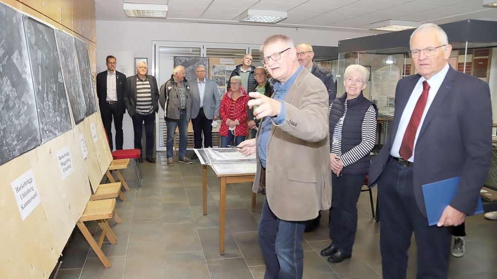 In die Ausstellung „Kriegsende 1945 in Harkebrügge“ führte Heimatforscher Heinz Frerichs die Besucher ein. Foto: Passmann