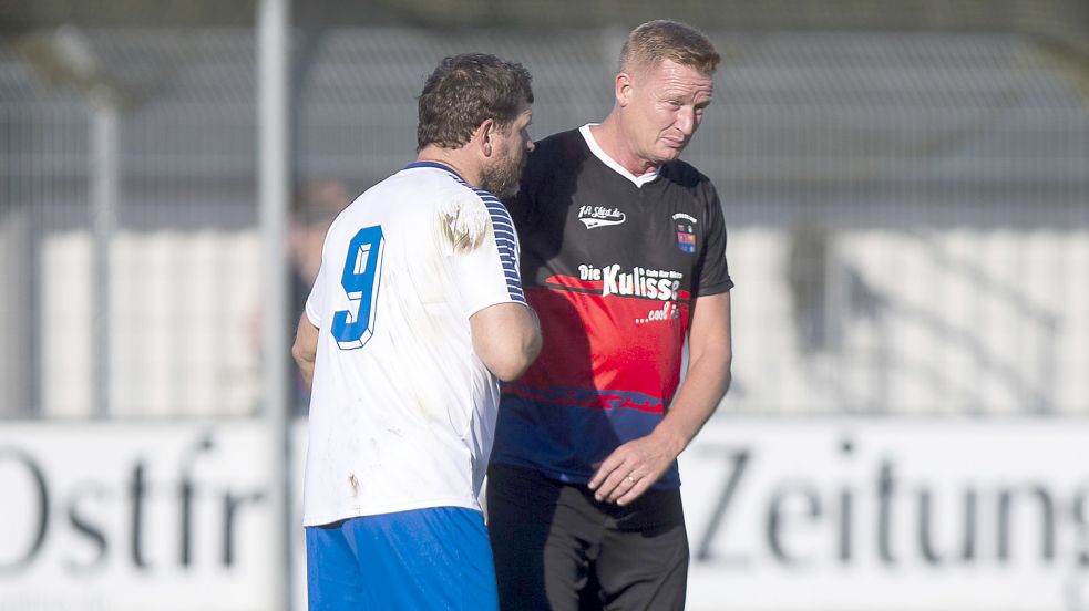 Köln-Trainer Steffen Baumgart (links) und Ex-TuRa-Coach Ralf Ammermann trafen sich beim „Länderspiel“ in Emden wieder. Foto: Doden