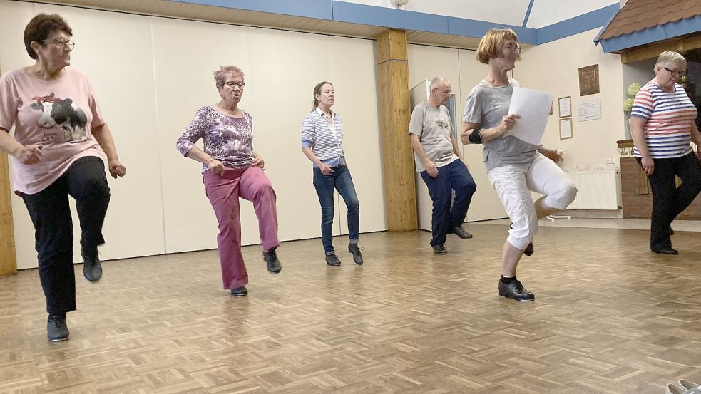 Die Clogging-Gruppe „Dancing Taps“ beim Training: (von links) Siglinde König, Gerda Sattler, Anke Dinkelbach, Michael Niebler, Annette Mütze und Christine Wölke. Foto: Rübesam
