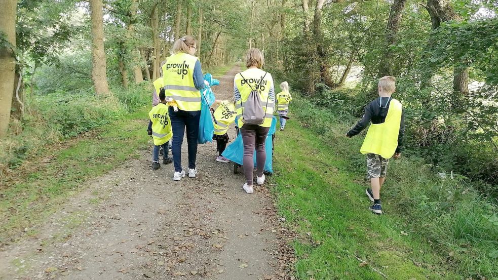 Große und kleine Helfer von Fresena Ihren waren auf dem Wanderweg unterwegs und sammelten dort Müll ein. Foto: privat