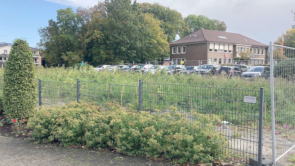 Ein Blick auf das Rathaus in Barßel. Auf der Grünfläche hier im Vordergrund sowie den jetzigen Parkplätzen wird ab 2022 der Neubau des Verwaltungstrakts entstehen. Foto: Kruse