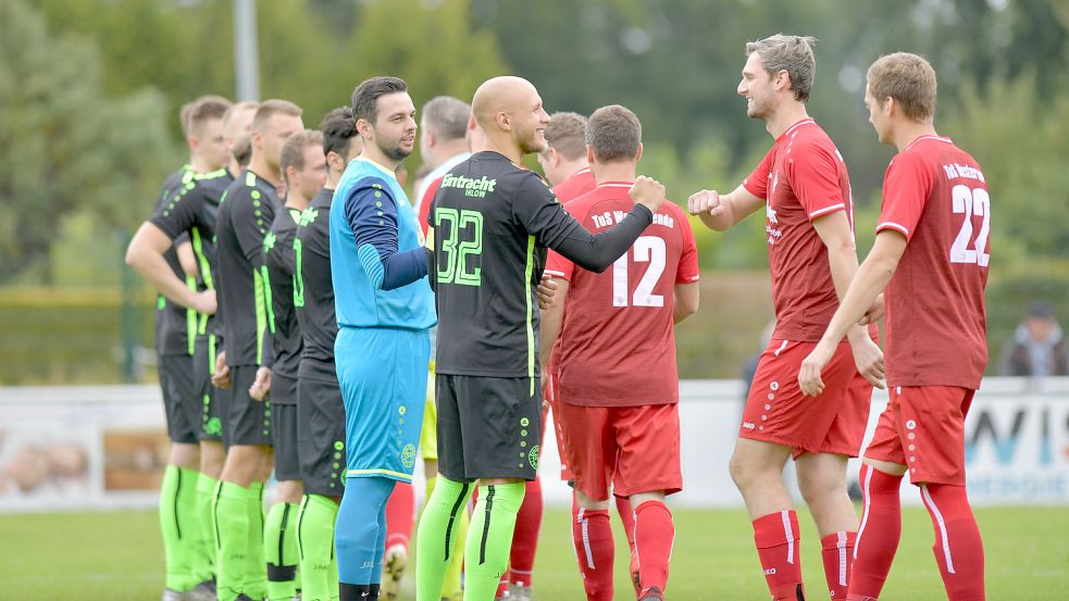 Die Westerender Fußballer um die früheren Bezirksliga-Torjäger Behrend Janssen (rechts) und Frank Gembler (links daneben) sind in 14 Ligaspielen 14-mal das Auswärtsteam. Archivfoto: Ortgies