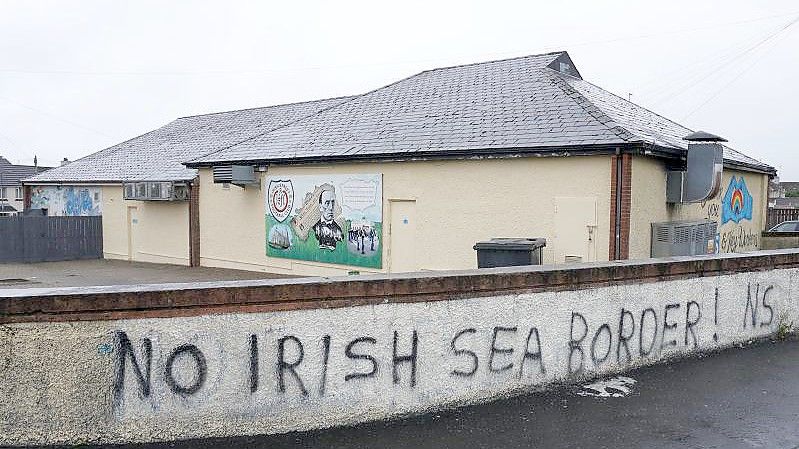 An einer Mauer im nordirischen Londonderry steht „No Irish Sea Border“. Vielen Menschen in Nordirland sind die nach dem Brexit fälligen Kontrollen an der Seegrenze ein Dorn im Auge. Foto: Larissa Schwedes/dpa