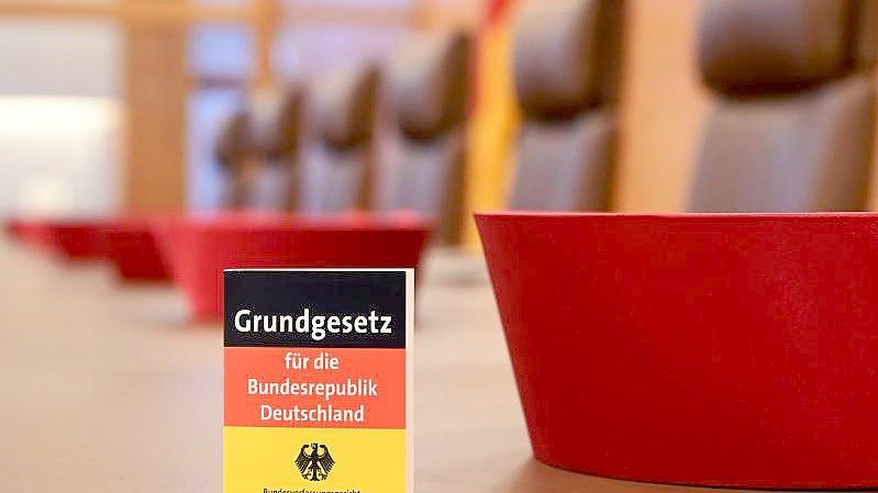 Auf der Richterbank im Sitzungssaal im Bundesverfassungsgericht liegen Barette der Bundesverfassungsrichter des ersten Senats. Das Das Gericht setzt seine Verhandlung über eine umstrittene Erhöhung der staatlichen Parteienfinanzierung fort. Foto: Uli Deck/dpa