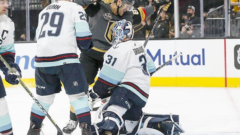 Goalie Philipp Grubauer (r) musste sich mit den Seattle Kraken den Vegas Golden Knights geschlagen geben. Foto: Chase Stevens/FR171365 AP/dpa