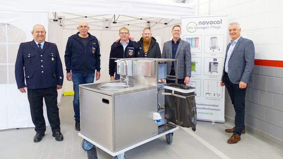 Freuen sich über den neuen Hygienewagen für die Feuerwehr Holterfehn (von links): Gemeindebrandmeister Uwe Wagner, stellvertretender Ortsbrandmeister Horst Kampen, Ortsbrandmeister Jörg Ahrenholz, Betriebsleiter Sascha Sijp und Geschäftsführer Alexander Prox von der Firma Novocal sowie Ostrhauderfehns Bürgermeister Günter Harders. Foto: privat