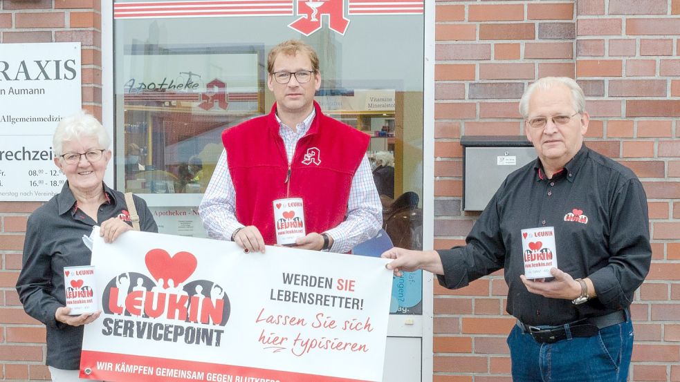 Michael Dirksen-Müller (Mitte) überreichte seine Spende an Adelheid Winkler und Horst Morgenstern von Leukin. Foto: Bents