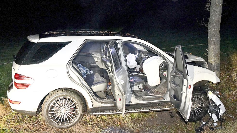 Das Wrack wurde an der Straße stehengelassen. Foto: Strohmann