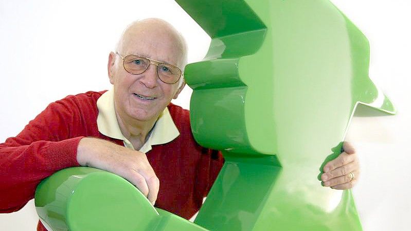 Der Erfinder des Ampelmännchens, Karl Peglau, mit einem überdimensionalen Ampelmännchen. Foto: picture alliance / Stephanie Pilick/dpa