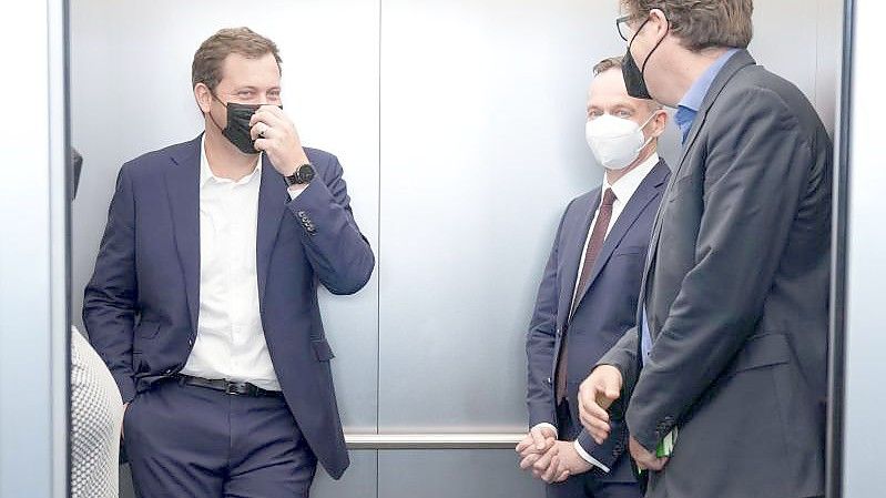 Lars Klingbeil (SPD; l-r), Volker Wissing (FDP), und Michael Kellner (Grüne) nach einer Pressekonferenz. Die Gespräche über die Bildung einer Ampel-Koalition gehen in eine erste entscheidende Phase. Foto: Kay Nietfeld/dpa