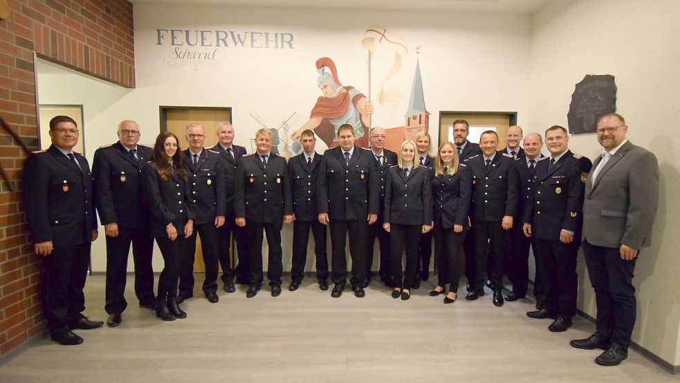 Ehrungen bei der Feuerwehr Scharrel (von links): Stellvertretender Ortsbrandmeister Lukas von Kajdacsy, Karl Heinz Rieckmann, Vera Tameling, Matthias Tammling, Dieter Janßen, Benno Hermes, Stefan Hüntelmann, Daniel Gehlenborg, Uwe Schulz, Dorothe Niehaus, Maike Wöste, Sandra Deddens, Gemeindebrandmeister Hartmut Hanekamp, Matthias Blanke, Ortsbrandmeister Michael Wöste, Christian Kuhl, Kreisbrandmeister Arno Rauer, Bürgermeister Thomas Otto. Foto: Giehl/Feuerwehr Saterland