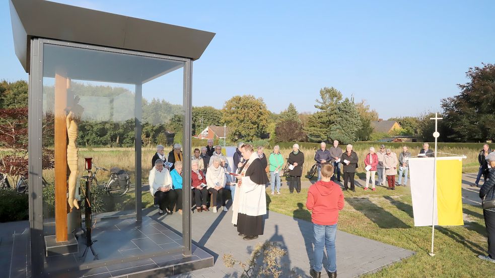 Pfarrer Ludger Becker weihte in einer kleinen Andacht die Kreuzwegeanlage ein. Foto: Passmann