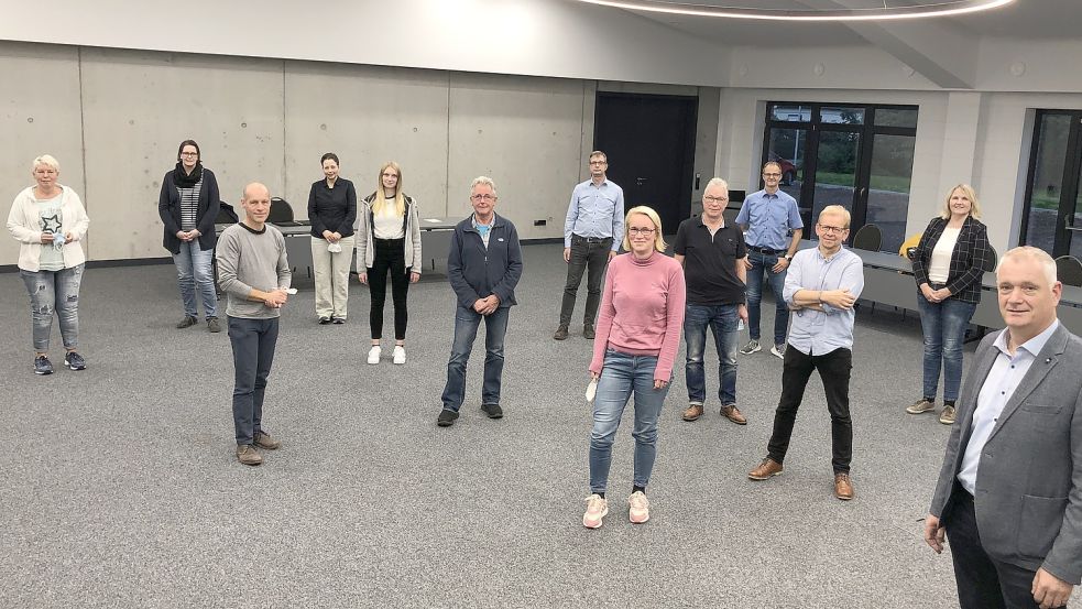 Die Mitglieder der Klimaschutz-AG um Sprecher Dieter Ertwiens-Buchwald stellten sich gemeinsam mit Ostrhauderfehns Bürgermeister Günter Harders (rechts) und Bauamtsleiter Guido Meyer (4. von rechts) zum Gruppenfoto auf. Foto: Zein