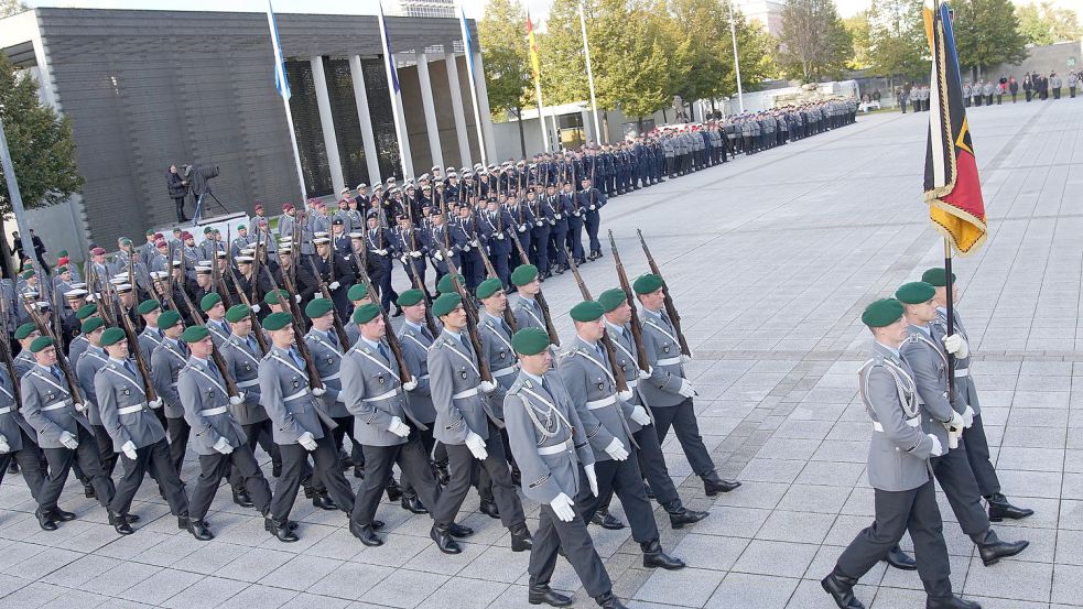 Soldaten marschieren zum Abschlussappell zum Ende des Afghanistan-Einsatzes im Verteidigungsministerium. Foto: Nietfeld/dpa