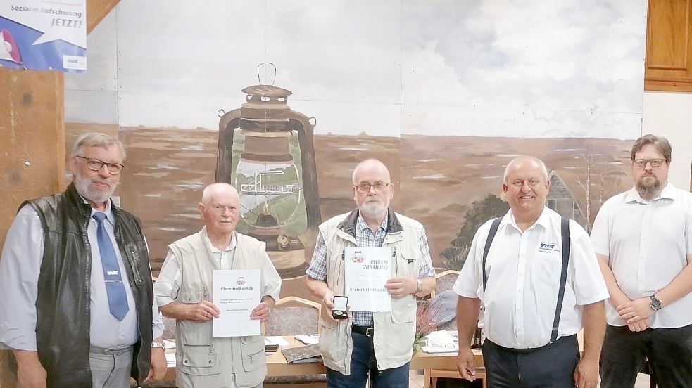 Gruppenbild nach der Ehrung: Das Foto zeigt (von links) Landesverbandsvorsitzender Friedrich Stubbe, Günter Vorbrich, Thomas Buddenberg, Kreisverbandsvorsitzender Uwe Wagner und Kreisverbandsgeschäftsführer Thorsten Baumgarten. Fotos: Privat