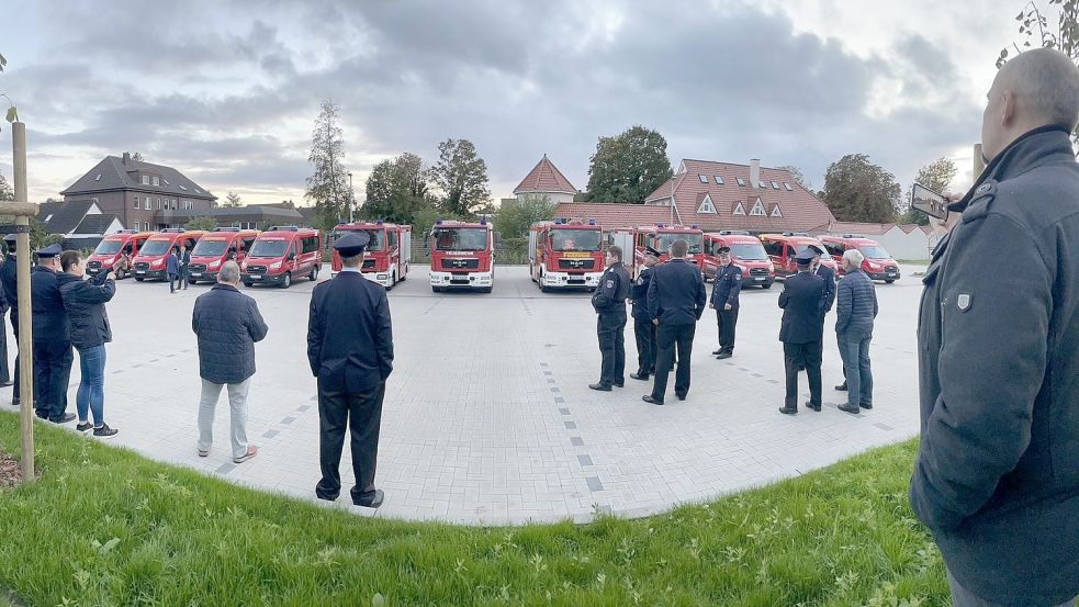 Zwei neue Tragkraftspritzenfahrzeuge, sieben Mannschaftstransportwagen und zwei Rettungssätze sind von den Westoverledinger Feuerwehren offiziell in Betrieb genommen worden. Foto: Hellmers