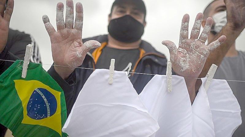 Protestaktion am Copacabana-Strand zum Gedenken an die Menschen, die in Brasilien an Covid-19 gestorben sind. Foto: Andre Borges/dpa