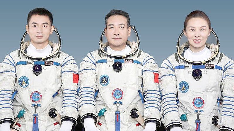 Die chinesischen Astronauten Ye Guangfu, Zhai Zhigang und Wang Yaping (v.l.n.r.). Foto: XinHua/dpa
