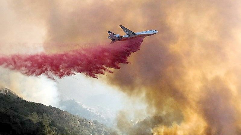 Ein Tankflugzeug in Kalifornien im Einsatz gegen das Feuer. Foto: Ringo H.W. Chiu/AP/dpa