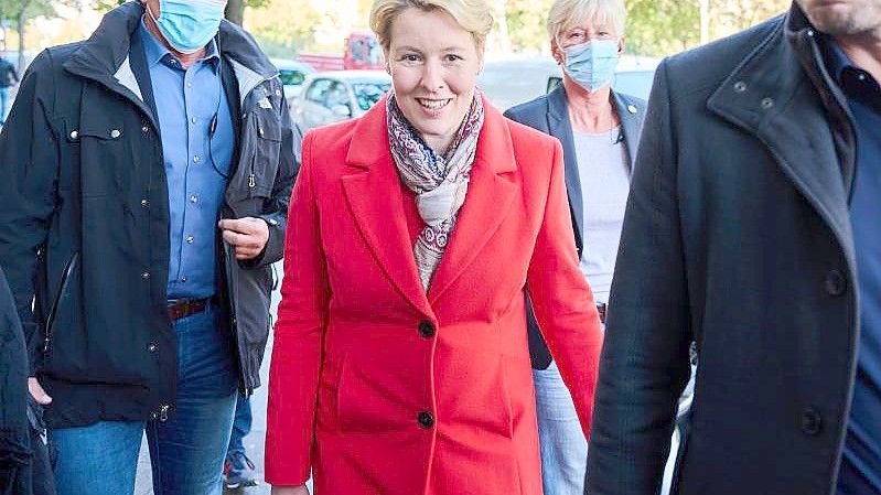 Franziska Giffey auf dem Weg in das Kurt-Schumacher-Haus, dem Sitz des Berliner SPD-Landesverbandes. Foto: Annette Riedl/dpa