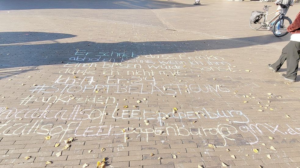 Ein „catcalls“ ist mit Kreide auf dem Denkmalsplatz in Leer aufgemalt. Damit soll auf Belästigung hingewiesen werden. Foto: Wolters